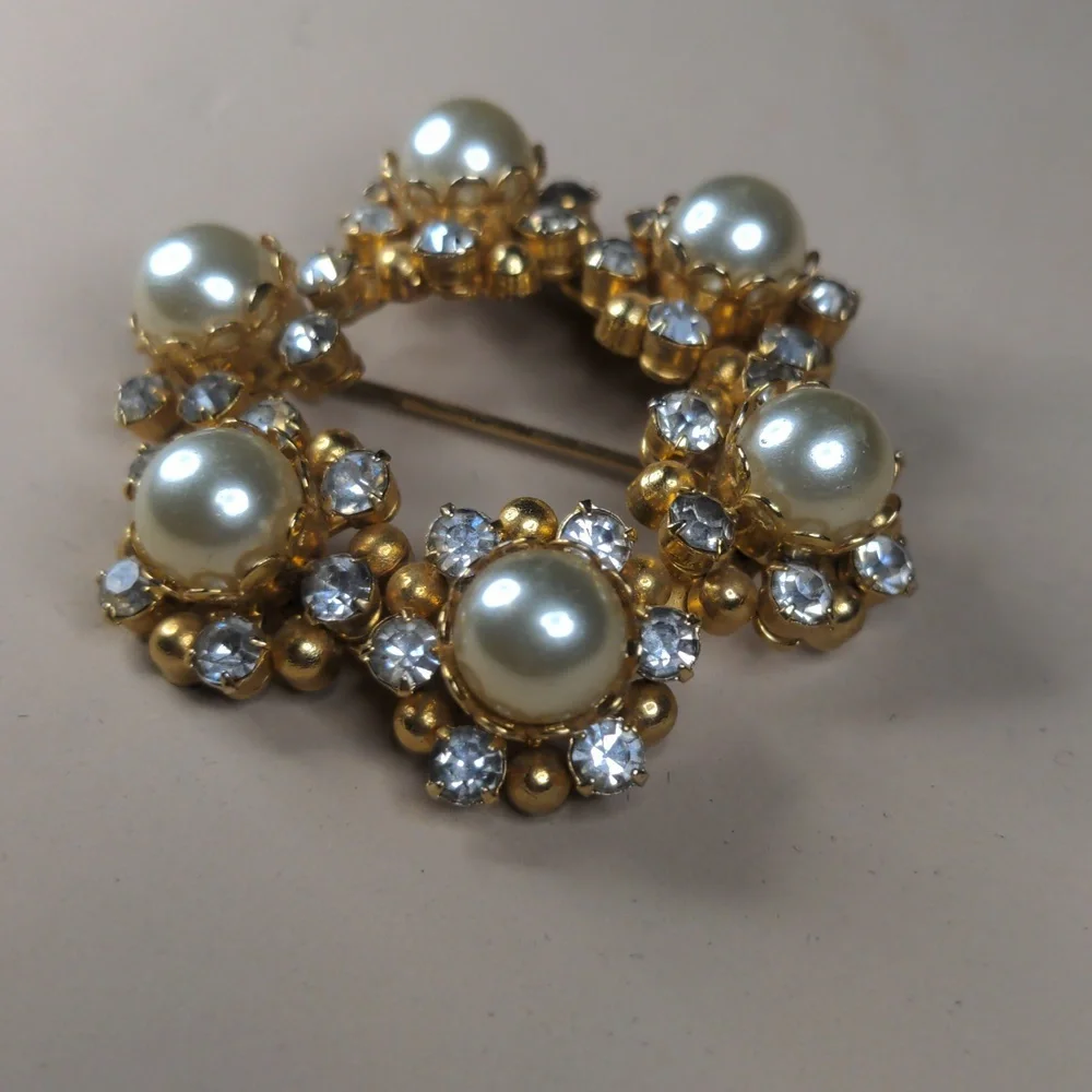 Vintage 60s wreath brooch faux pearl rhinestone gold tone estate jewelry - Picture 4 of 6